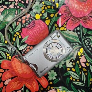 Fujifilm FinePix F20 Digital Camera – Compact Point-and-Shoot Camera